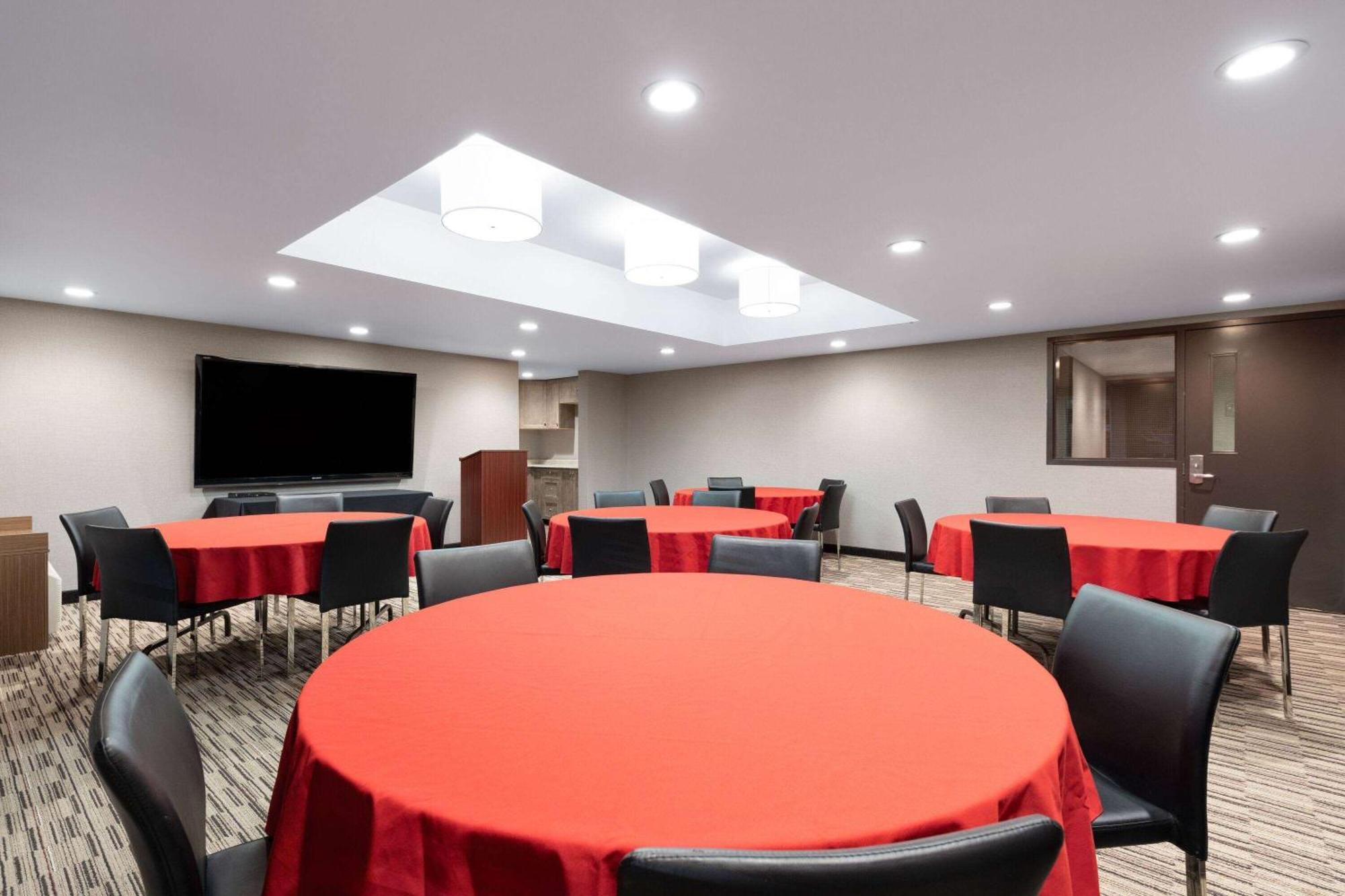 Microtel Inn & Suites By Wyndham Kirkland Lake Экстерьер фото