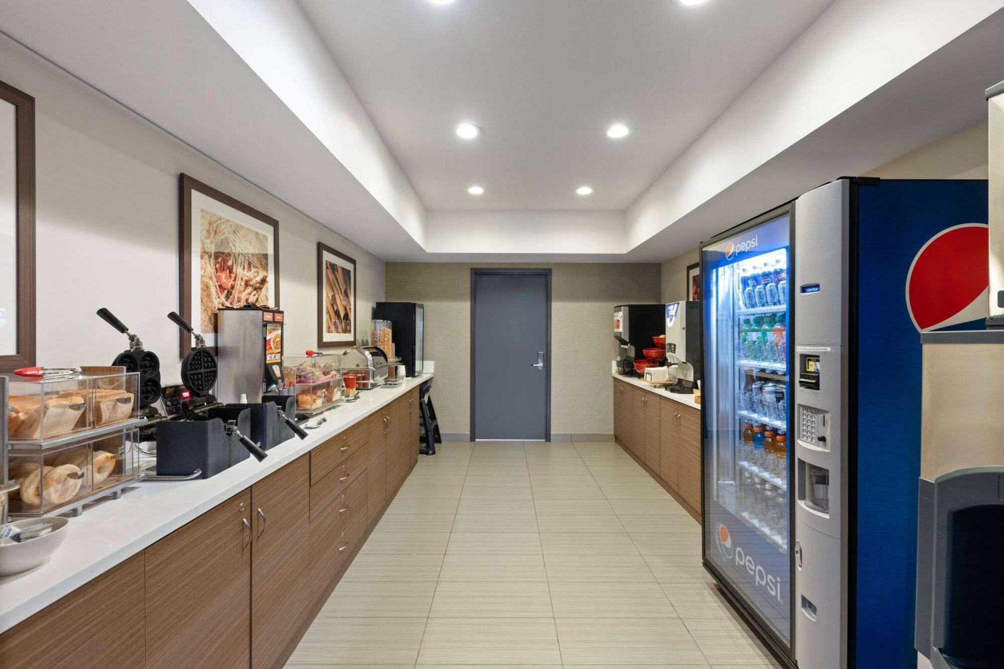 Microtel Inn & Suites By Wyndham Kirkland Lake Экстерьер фото