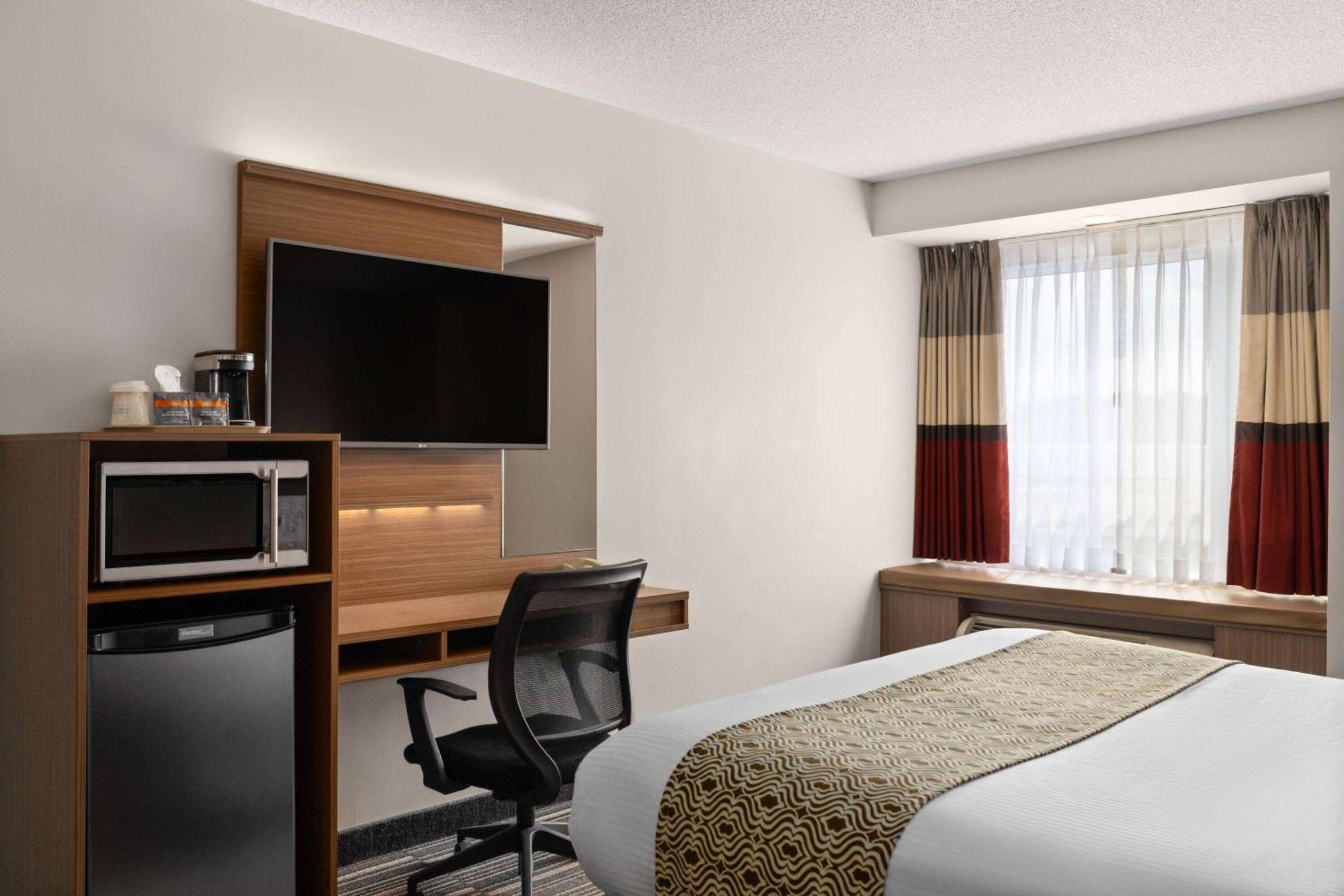Microtel Inn & Suites By Wyndham Kirkland Lake Экстерьер фото