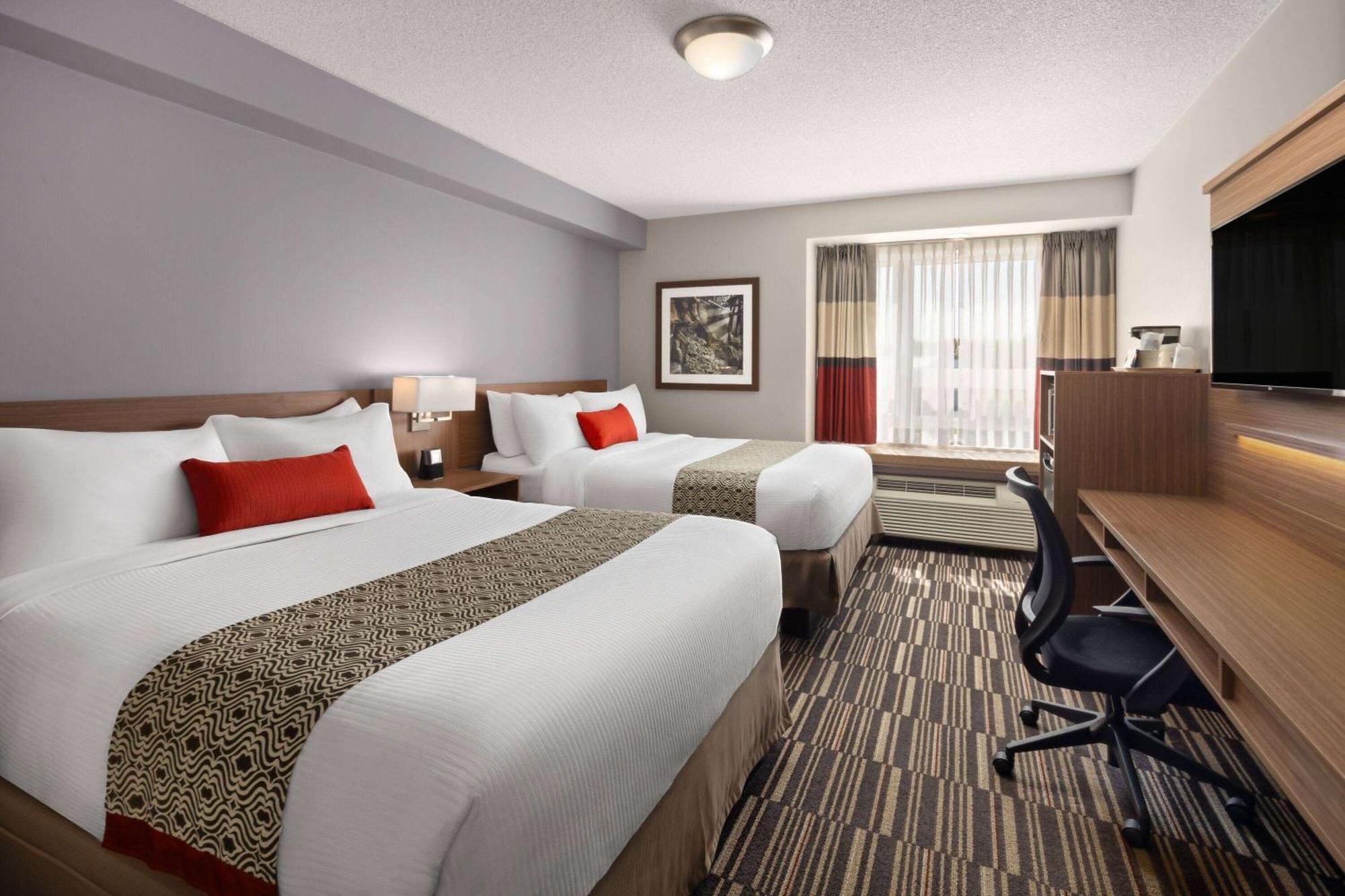 Microtel Inn & Suites By Wyndham Kirkland Lake Экстерьер фото