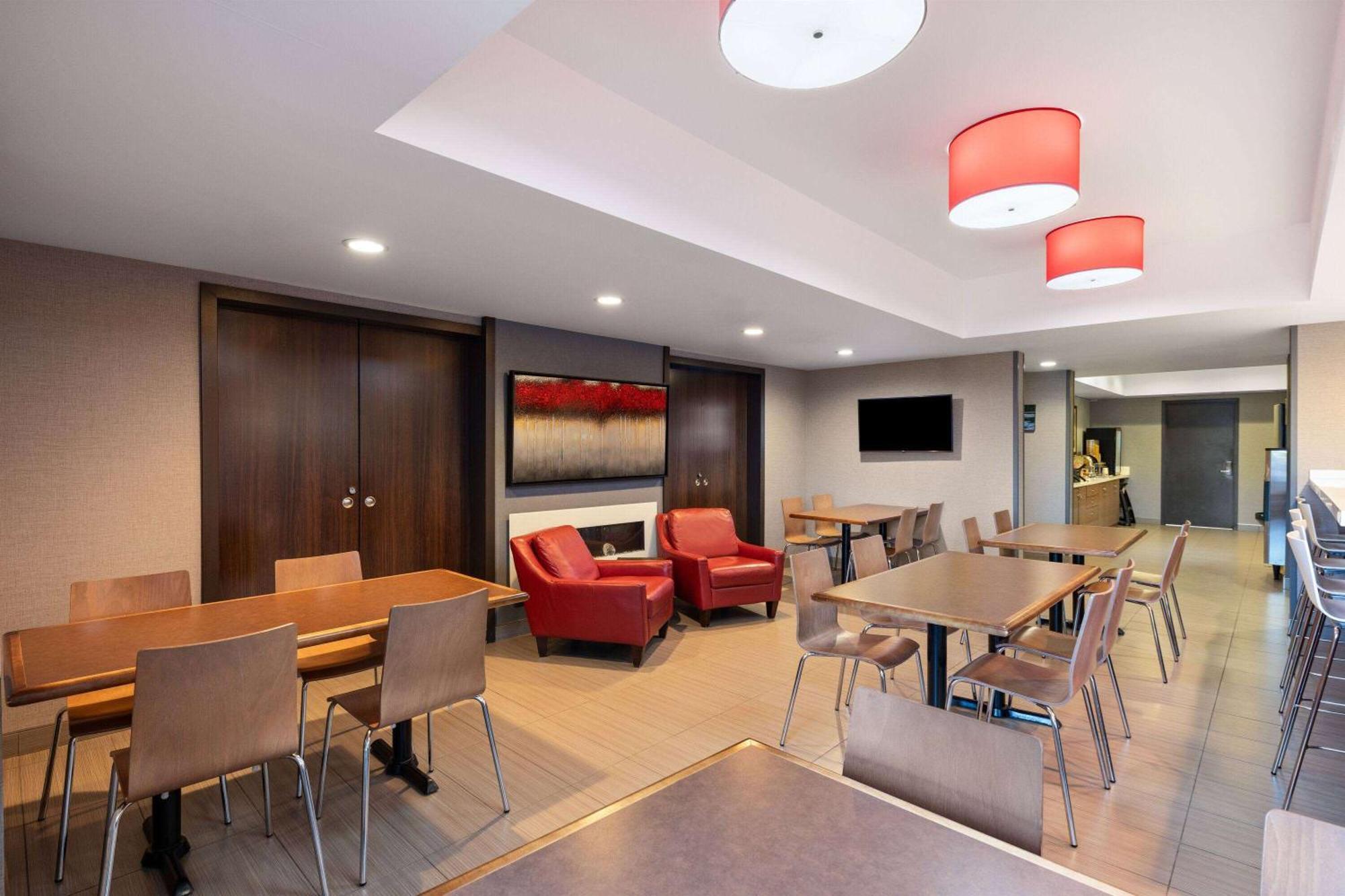 Microtel Inn & Suites By Wyndham Kirkland Lake Экстерьер фото