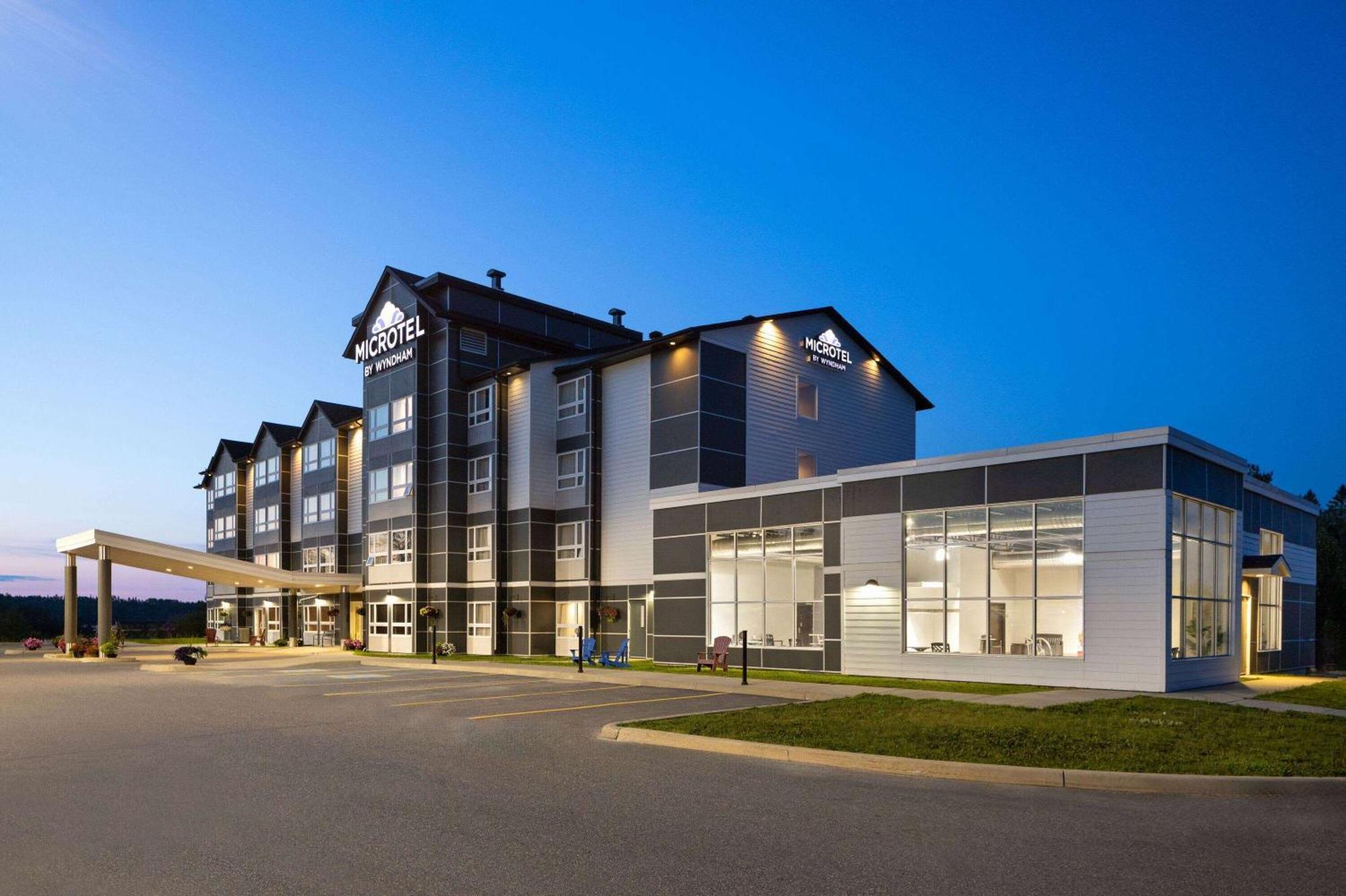 Microtel Inn & Suites By Wyndham Kirkland Lake Экстерьер фото