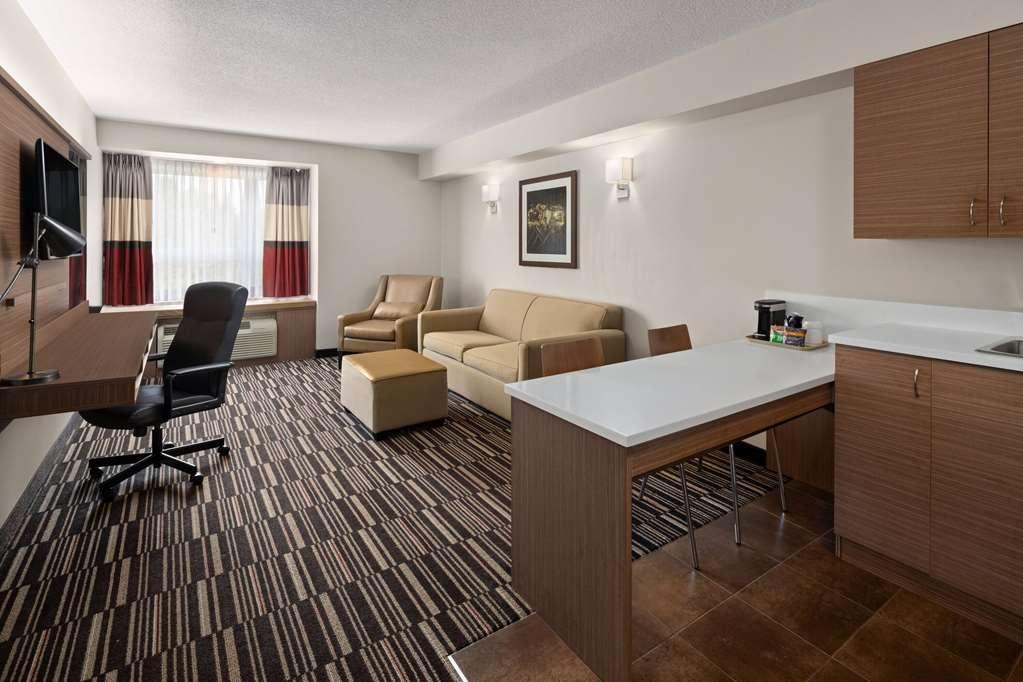 Microtel Inn & Suites By Wyndham Kirkland Lake Номер фото