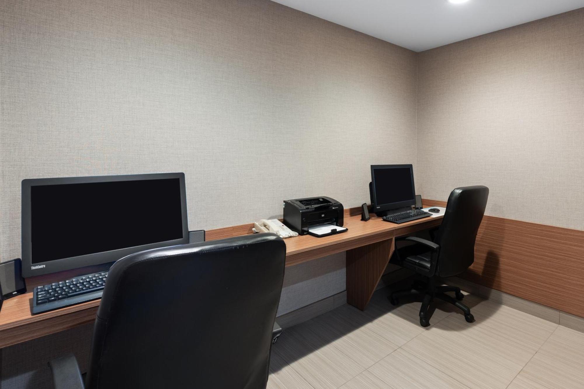 Microtel Inn & Suites By Wyndham Kirkland Lake Экстерьер фото